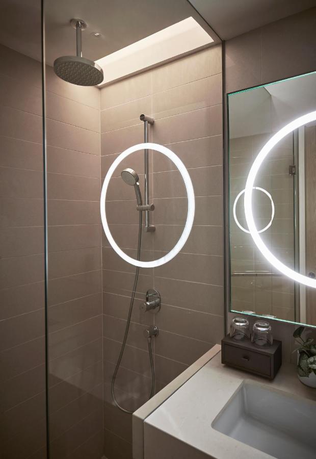 Amari Kuala Lumpur Hotel Buitenkant foto LED shower light