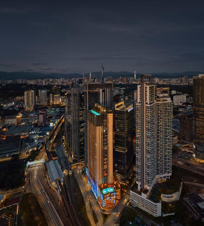 Amari Kuala Lumpur Hotel Buitenkant foto Aerial view of the complex at night