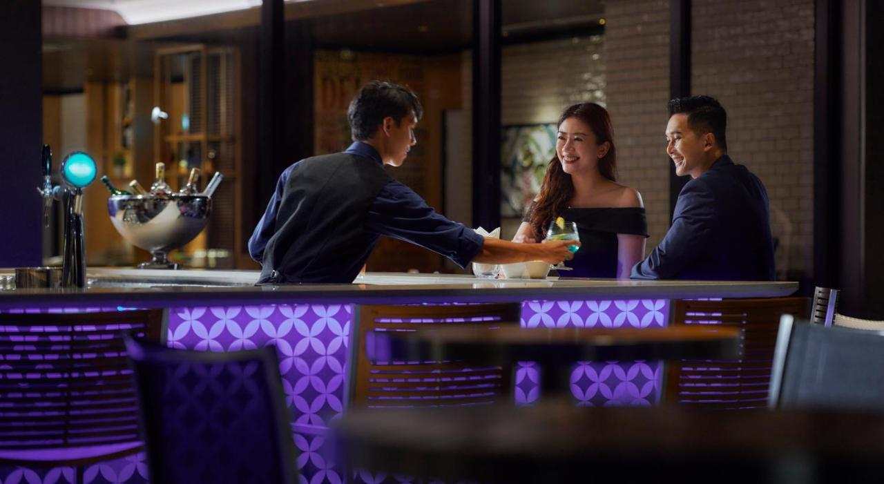 Amari Kuala Lumpur Hotel Buitenkant foto The bar at the 101 Skybar