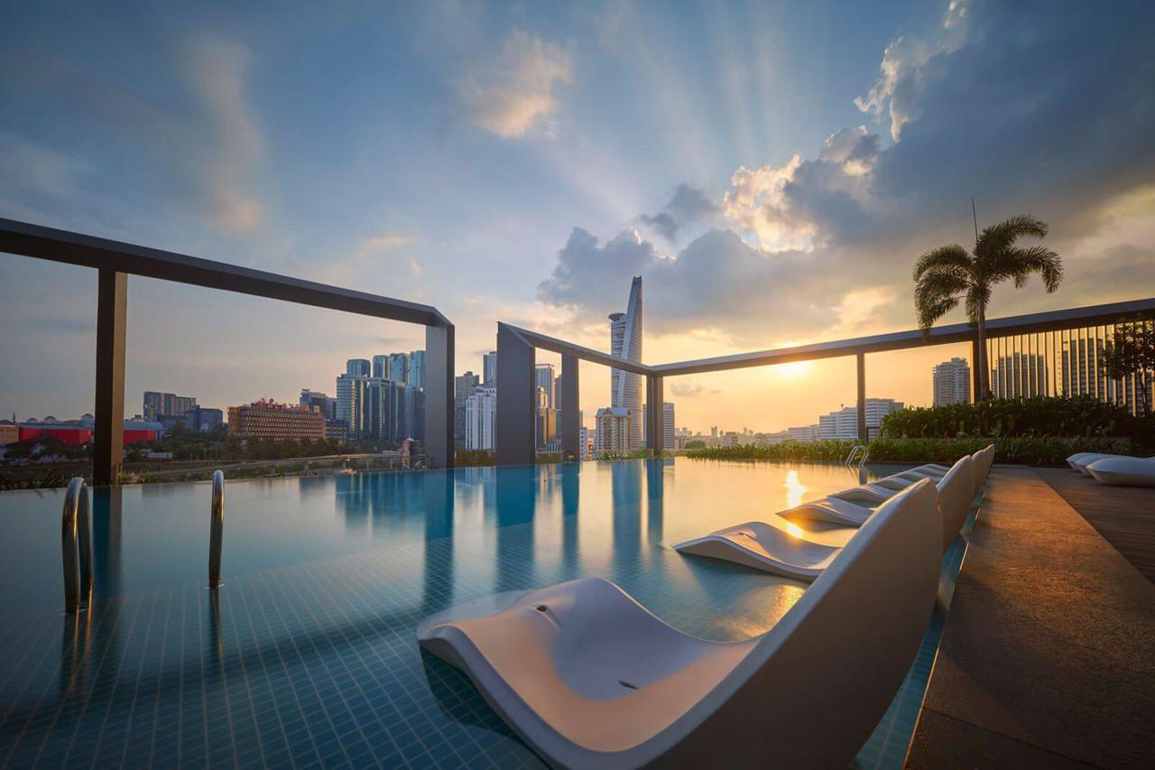 Amari Kuala Lumpur Hotel Buitenkant foto The swimming pool at the Sky Deck